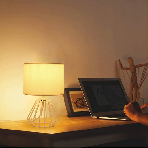 Lámpara de Noche, Lámpara de Mesa con Base Calada y Pantalla de Tela Blanca, Lámpara de Escritorio Minimalista para Dormitorio, Sala de Estar, Oficina (Bombilla E27 No Incluida)