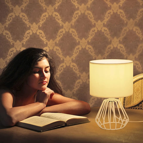 Lámpara de Noche, Lámpara de Mesa con Base Calada y Pantalla de Tela Blanca, Lámpara de Escritorio Minimalista para Dormitorio, Sala de Estar, Oficina (Bombilla E27 No Incluida)