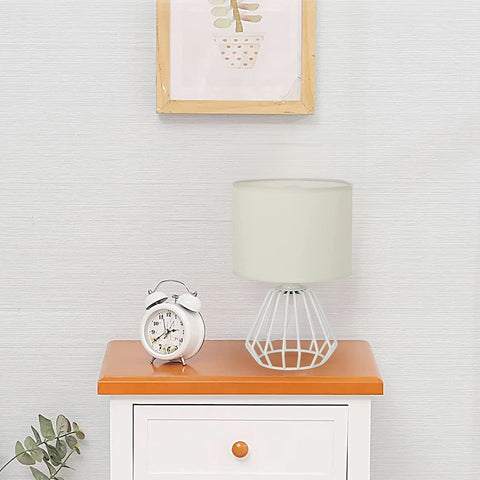 Lámpara de Noche, Lámpara de Mesa con Base Calada y Pantalla de Tela Blanca, Lámpara de Escritorio Minimalista para Dormitorio, Sala de Estar, Oficina (Bombilla E27 No Incluida)